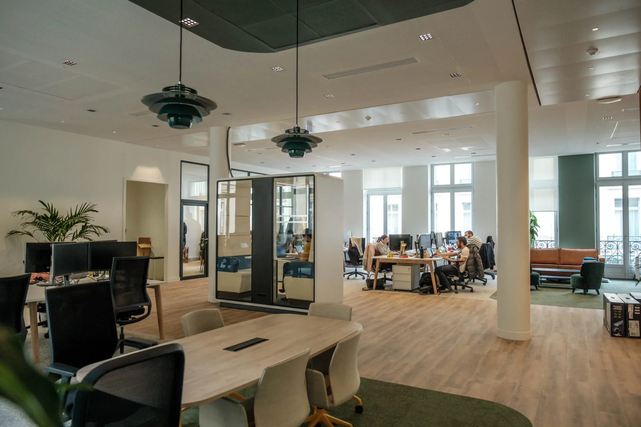 locaux de travail design et moderne ambiance coworking flex office bureau du groupe codyssée