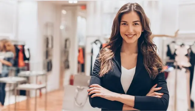 Conseillère de vente souriante illustrant l'usage d'applications digital in-store pour le retail