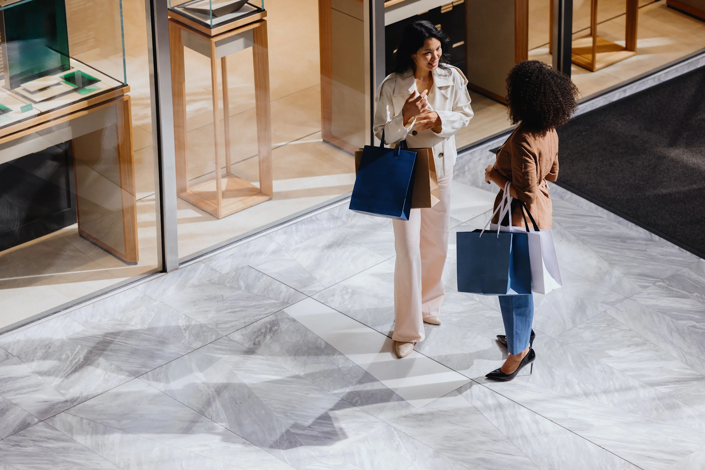 deux femmes qui discutent dans le hall d'un magasin luxueux
