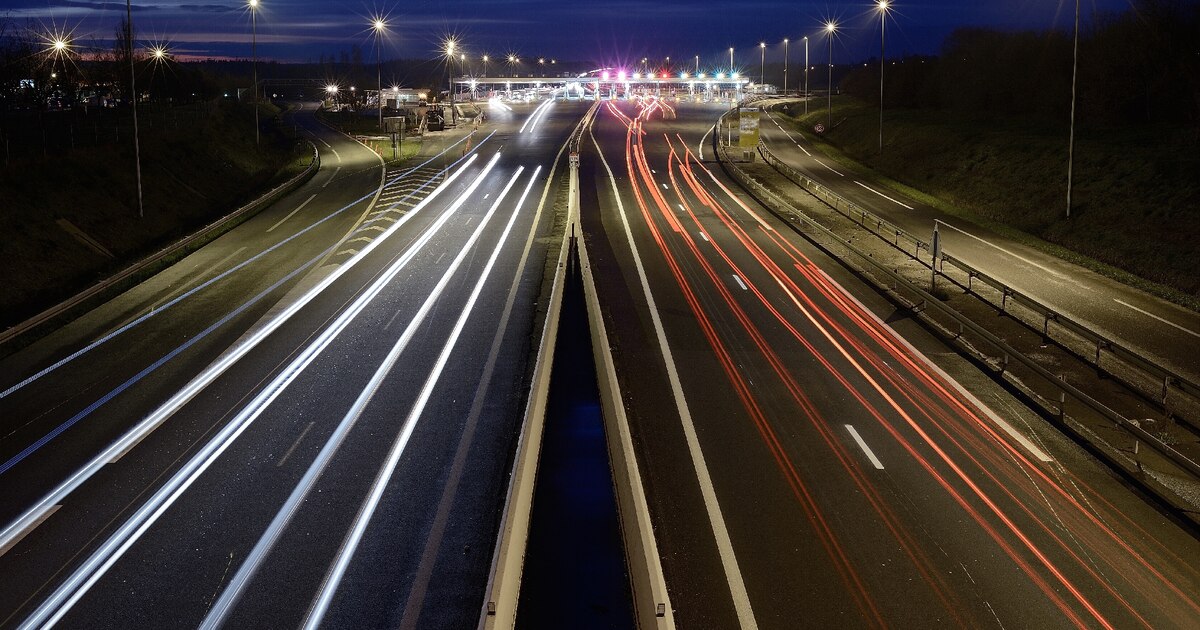 trainnée lumineuse sur l'autoroute de nuit