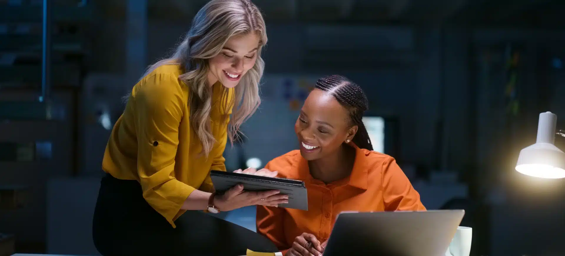 Alt text : Consultantes expertes réalisant un audit technique et une analyse de données approfondie sur tablette et ordinateur