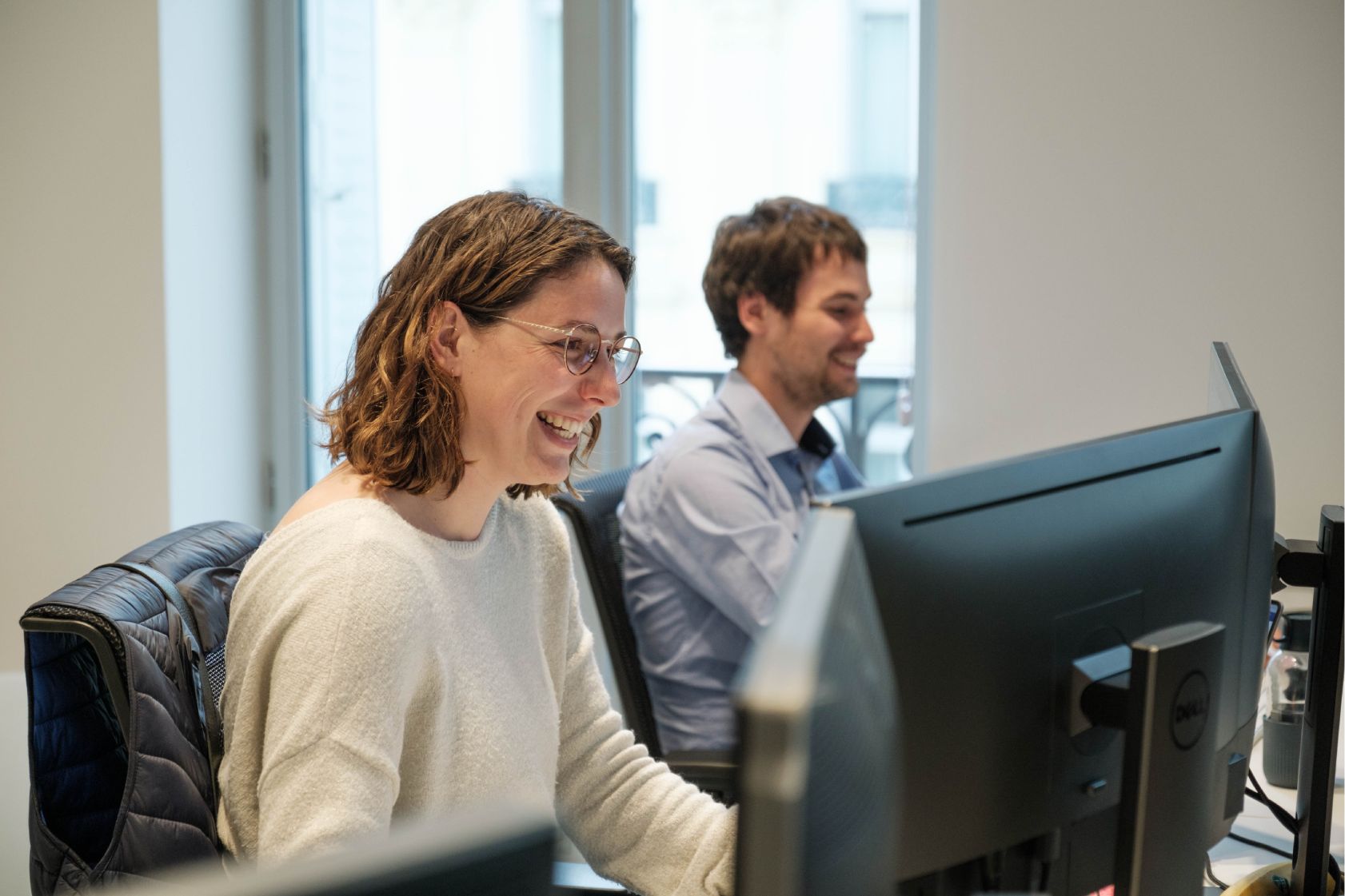 une collaboratrice codyssée et un collaborateur travaillant à leur bureau