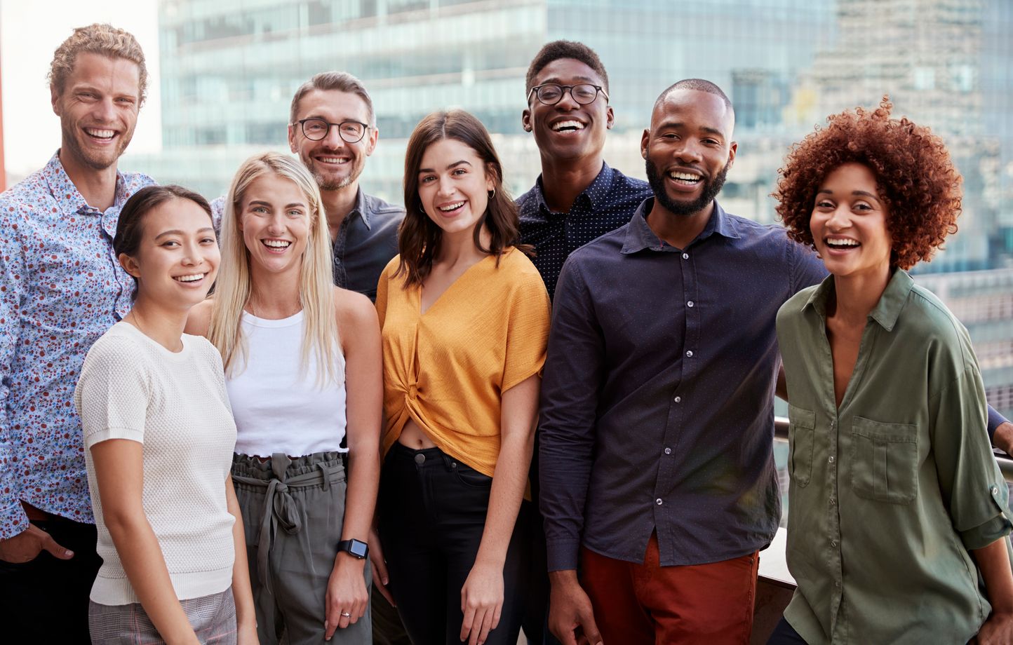 photo de groupe de 8 personnes en exterieur