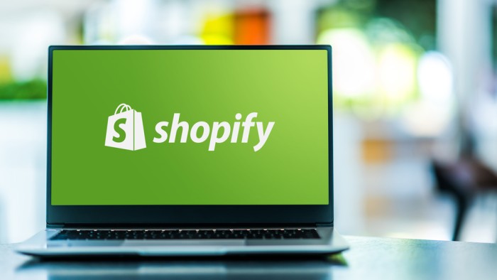image d'un ordinateur sur lequel est affiché le logo de l'entreprise shopify