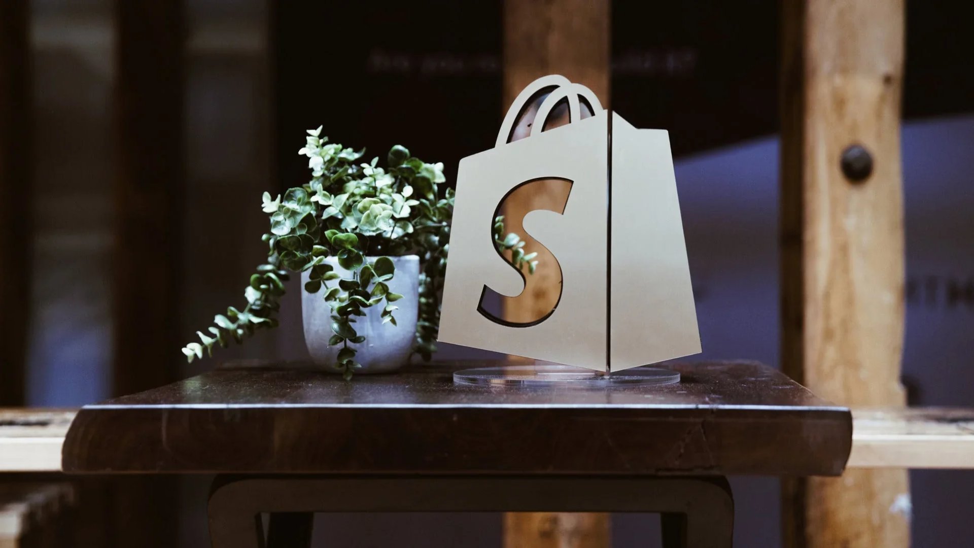 photographie d'une table sur laquelle a été inscrusté le log de l'entreprise shopify