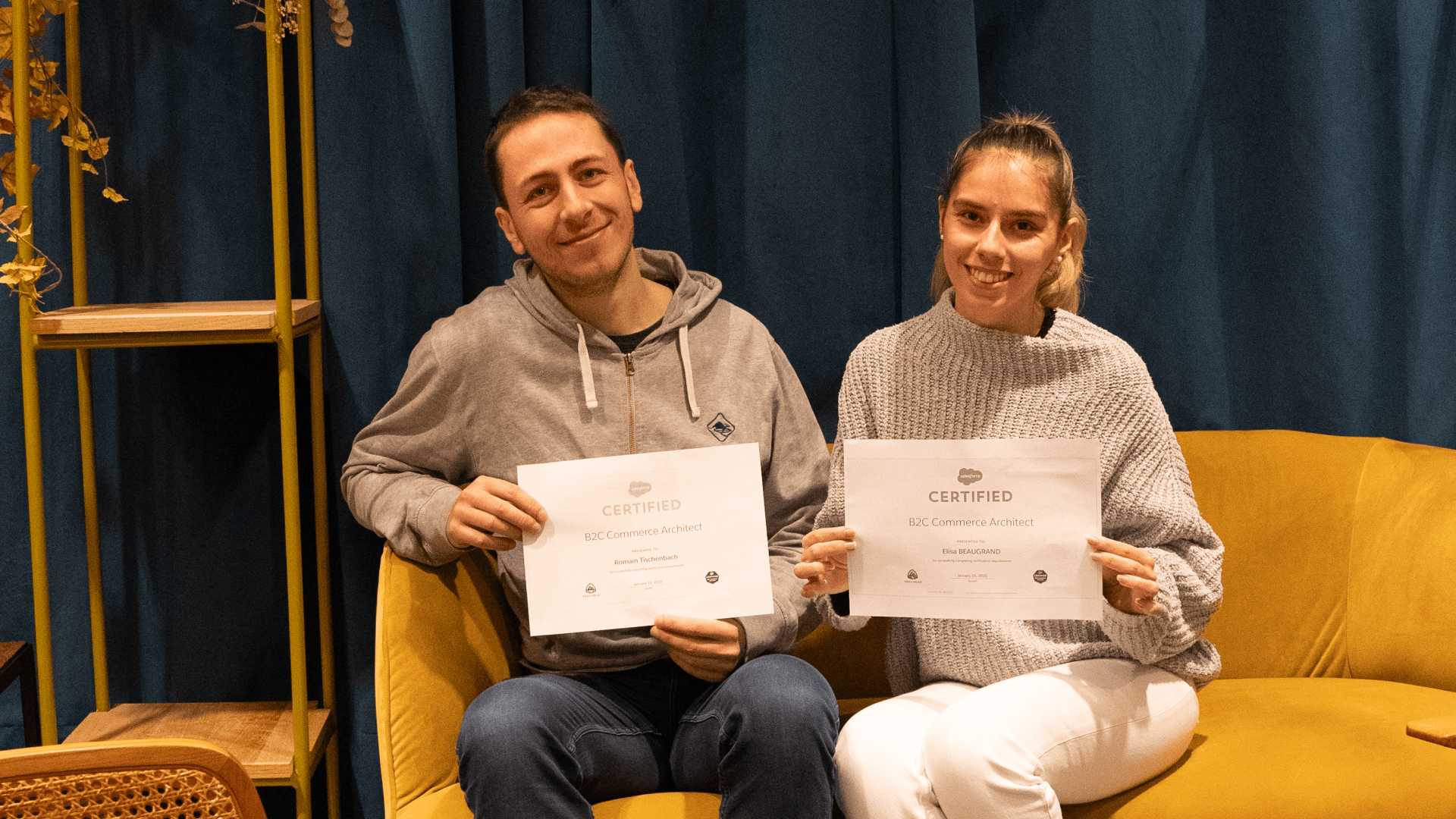 deux collaborateurs codyssée avec leur diplomes b2C commerce architect