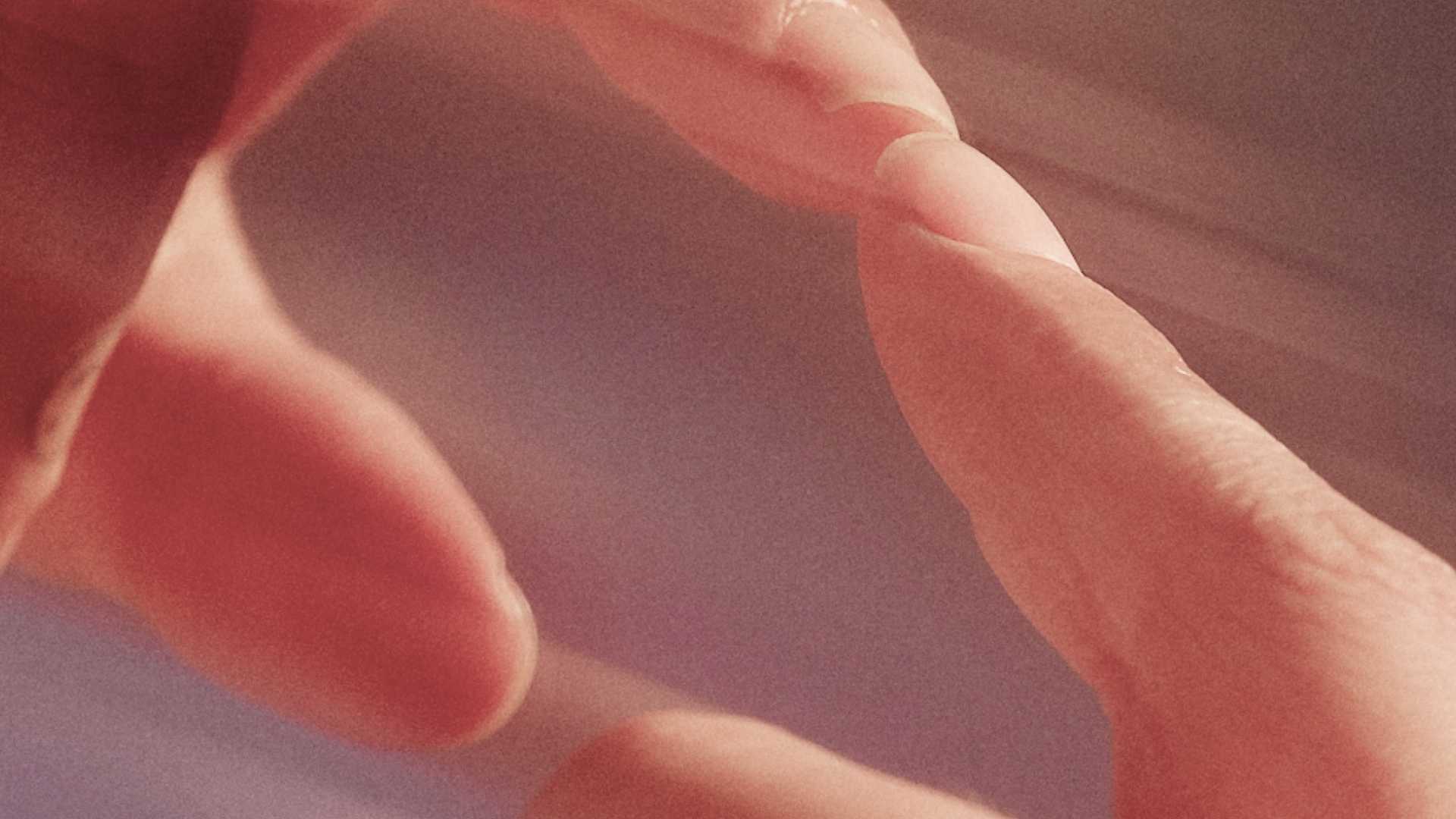 photo de deux doigts qui se rejoignent