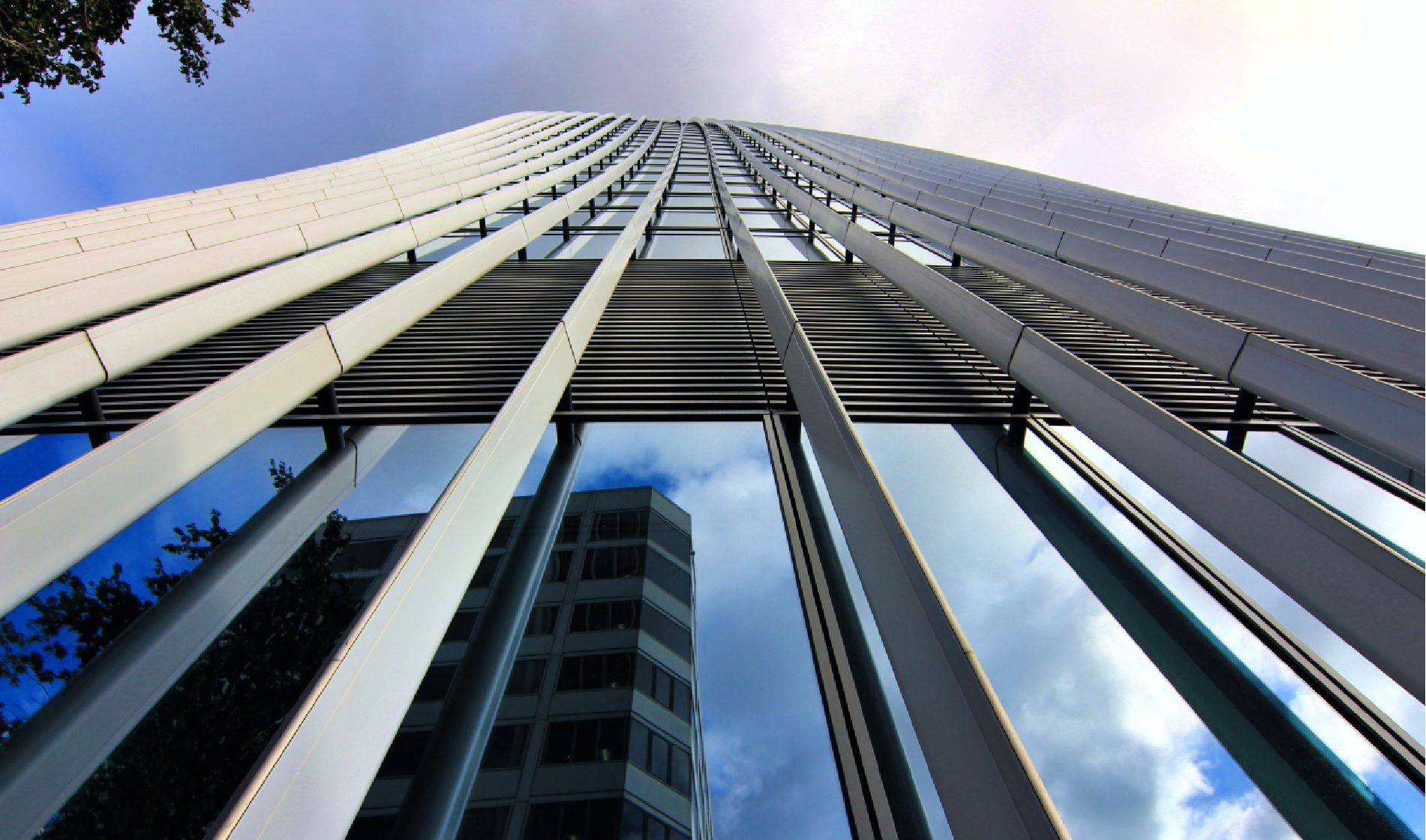 vue en contre-plongée dans l'enceinte d'un building